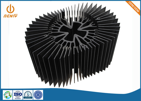 Protuberancia de aluminio negra anodizada que procesa las placas sacadas del disipador de calor